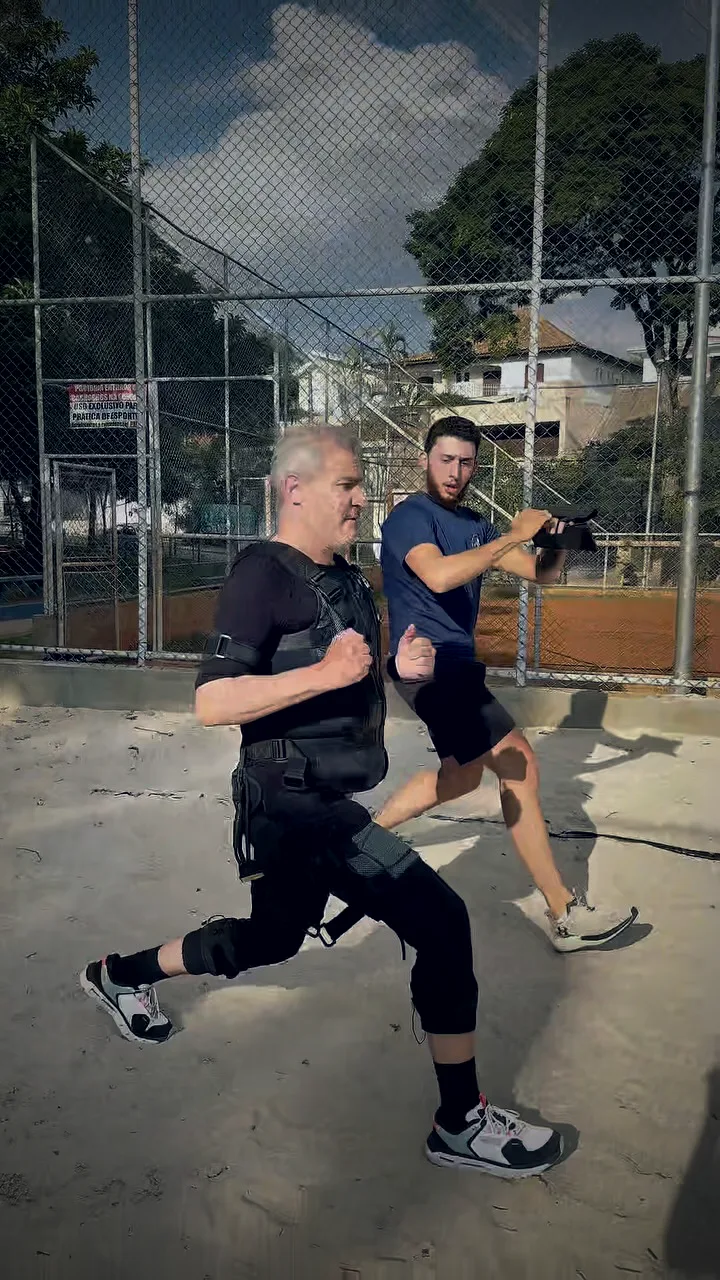 Treino de eletroestimulação ao ar livre com acompanhamento do professor