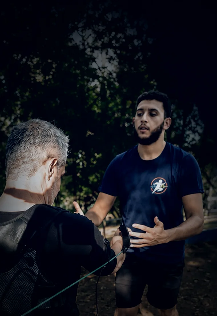 Professor da GENE Training orientando aluno durante o treino ao ar livre